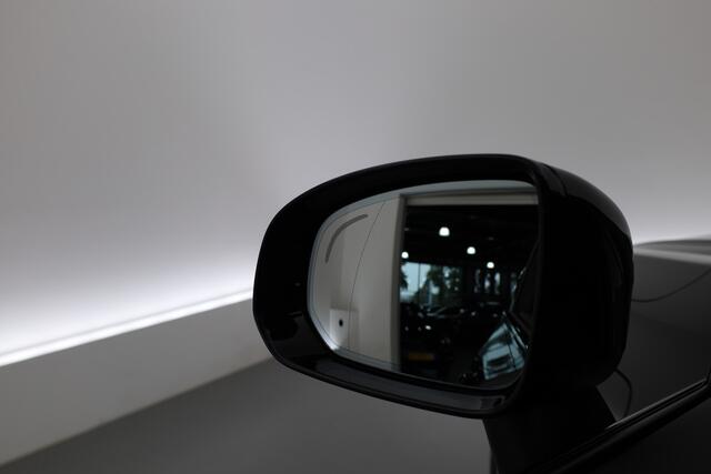Volvo XC60 2.0 T8 Plug-in hybrid AWD Ultimate Dark | Pano | Trekhaak | HUD | Pilot Assist | Bliss | Leder | H&K | 360cam | Stoel- Stuurverw.