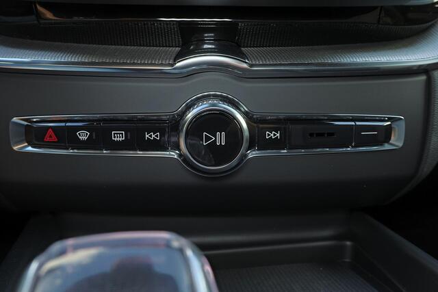 Volvo XC60 T6 Recharge AWD Plus Black Edition - Panorama/schuifdak - IntelliSafe Assist & Surround - 360º Camera - Harman/Kardon audio - Verwarmde voorstoelen, stuur & achterbank - Parkeersensoren voor & achter - Elektr. bedienb. voorstoelen met geheugen - Head up display - Extra getint glas - 21' LMV