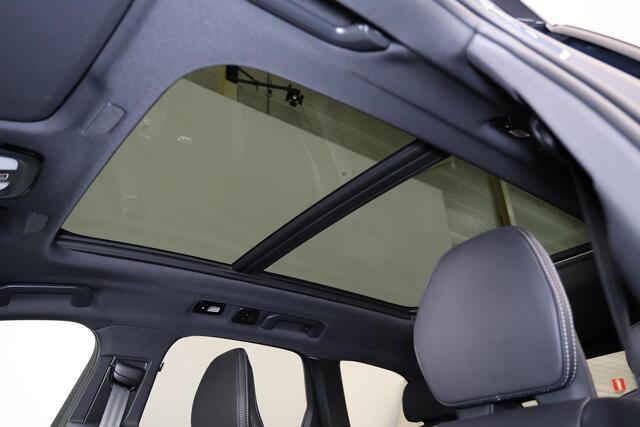 Volvo XC60 T8 Recharge AWD Ultra Black Edition Exec - Luchtvering - Panorama/schuifdak - IntelliSafe Assist & Surround - 360º Camera - Bowers & Wilkins audio - Adaptieve LED koplampen - Verwarmde voorstoelen, stuur & achterbank - Parkeersensoren voor & achter - Elektr. bedienb. voorstoelen met geheugen - Head up display - 21' LMV