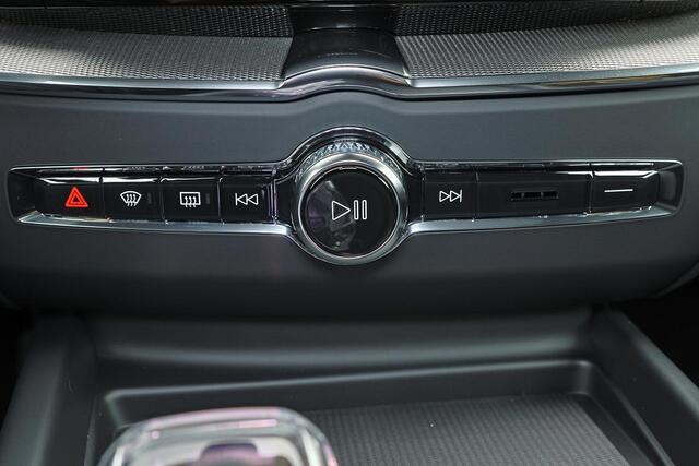 Volvo XC60 T8 Recharge AWD Ultra Black Edition Exec - Luchtvering - Panorama/schuifdak - IntelliSafe Assist & Surround - 360º Camera - Bowers & Wilkins audio - Adaptieve LED koplampen - Verwarmde voorstoelen, stuur & achterbank - Parkeersensoren voor & achter - Elektr. bedienb. voorstoelen met geheugen - Head up display - 21' LMV