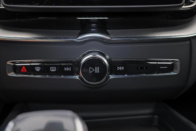 Volvo XC60 T6 Recharge AWD Plus Black Edition - IntelliSafe Assist & Surround - Harman/Kardon audio - Parkeercamera achter - Verwarmde voorstoelen, stuur & achterbank - Parkeersensoren voor & achter - Elektr. bedienb. voorstoelen met geheugen - Draadloze tel. lader - 21' LMV