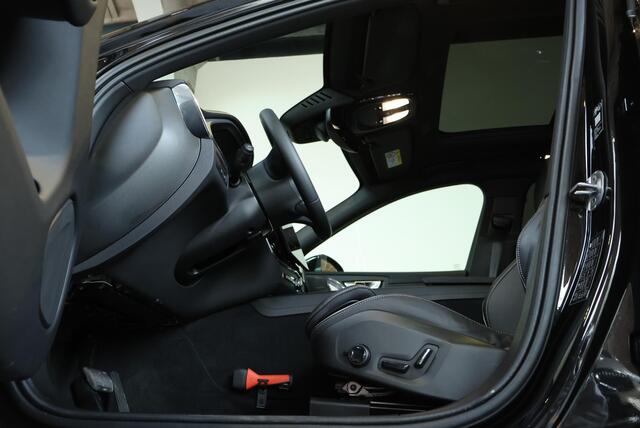 Volvo XC60 2.0 T6 Plug-in hybrid AWD Ultra Black Edition | Panoramadak | Trekhaak | Luchtvering | Verwarmbare voorstoelen | achterbank en stuurwiel | Head-up display | 360° Parkeercamera | Premium audio by Harman Kardon | Apple carplay/Android auto