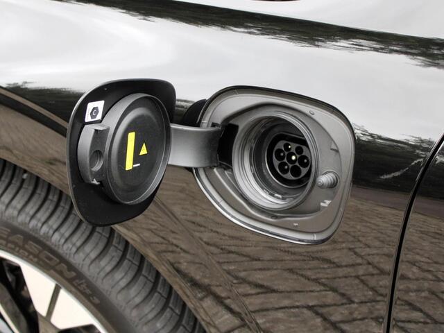 Volvo XC60 2.0 T6 Plug-in hybrid AWD Ultra Dark Automaat / Panoramadak / 360* camera / Trekhaak / Privacy Glass / All-seasonbanden