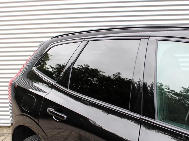 Volvo XC60 2.0 T6 Plug-in hybrid AWD Ultra Dark Automaat / Panoramadak / 360* camera / Trekhaak / Privacy Glass / All-seasonbanden