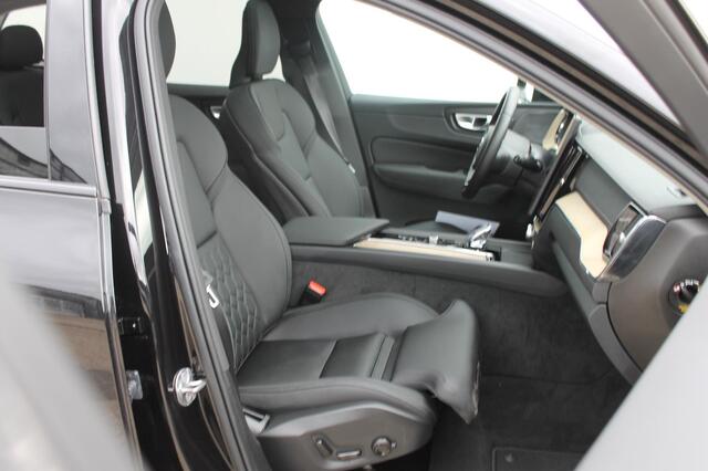 Volvo XC60 2.0 T6 Plug-in hybrid AWD Ultra Dark Luchtvering / Panoramisch schuif-kanteldak / Semi elektrisch wegklapbare trekhaak / Harman Kardon Audio