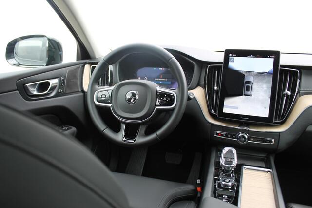 Volvo XC60 2.0 T6 Plug-in hybrid AWD Ultra Dark Luchtvering / Panoramisch schuif-kanteldak / Semi elektrisch wegklapbare trekhaak / Harman Kardon Audio