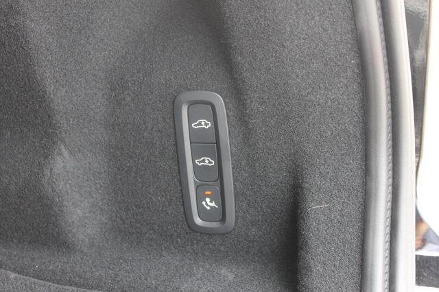 Volvo XC60 2.0 T6 Plug-in hybrid AWD Ultra Dark Luchtvering / Panoramisch schuif-kanteldak / Semi elektrisch wegklapbare trekhaak / Harman Kardon Audio