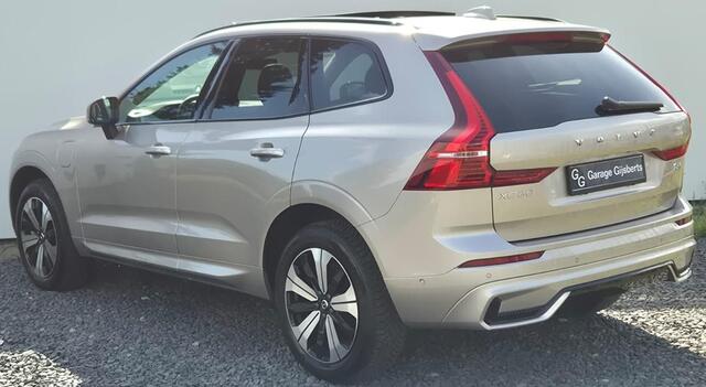 Volvo XC60 2.0 T6 Phev AWD Plus Dark Lighting Pack - Power seats met Memory - 19" Wielen - Panoramadak - Harman Kardon Audio - 360 Cam - 2250 KG Trekgewicht - Climate - Achterbank verwarming - Privacy Glass - RA00 Leder - Full led koplampen - Standkachel met timer