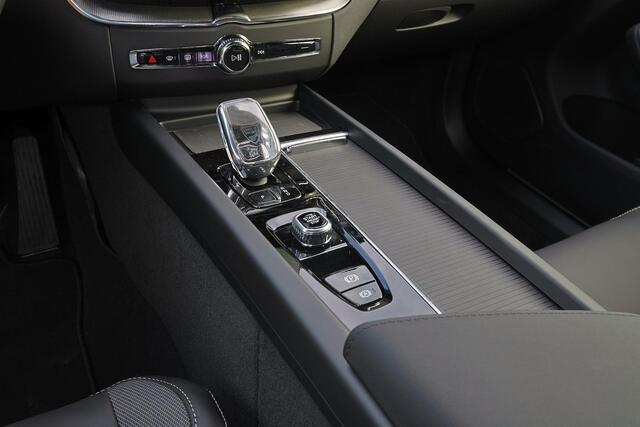 Volvo XC60 T6 Recharge AWD Plus Black Edition - IntelliSafe Assist & Surround - Harman Kardon audio - Verwarmde voorstoelen, stuur & achterbank - Parkeersensoren voor & achter - Elektr. bedienb. voorstoelen met geheugen - Draadloze tel. lader - Extra getint glas - 21' LMV