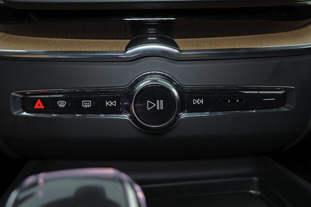 Volvo XC60 T6 Recharge AWD Ultra Dark - Panorama/schuifdak - Luchtvering - IntelliSafe Assist & Surround - 360º Camera - Harman Kardon audio - Adaptieve LED koplampen - Verwarmde voorstoelen, stuur & achterbank - Parkeersensoren voor & achter - Elektr. bedienb. voorstoelen met geheugen - Head up display - Draadloze tel. lader - Extra getint glas - Inklapbare trekhaak - 20' LMV