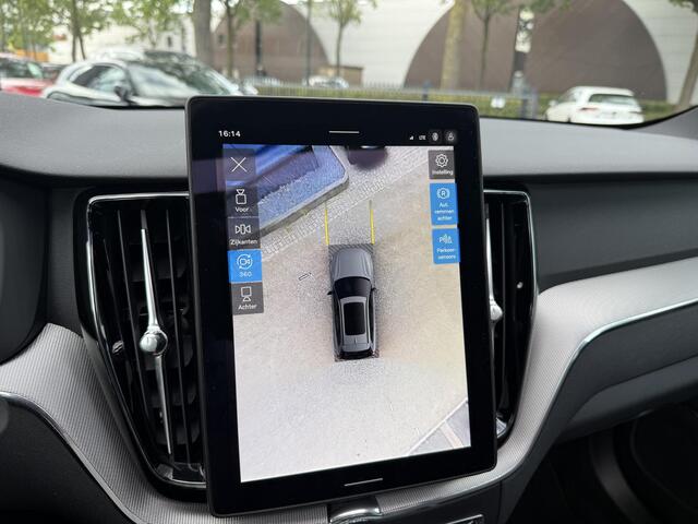 Volvo XC60 2.0 T8 Plug-in hybrid AWD Plus Black Edition VAN 58.900:,- VOOR:54.877,- UW HERFSTVOORDEEL: 4.023,-| UNIEK!| VAPOUR GREY| ELEKTRISCHE TREKHAAK| PANO| HK AUDIO| MEMORY STOELEN| HUD| 360 CAMERA| VOL OPTIES!|