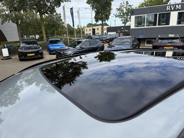 Volvo XC60 2.0 T8 Plug-in hybrid AWD Plus Black Edition VAN 58.900:,- VOOR:54.877,- UW HERFSTVOORDEEL: 4.023,-| UNIEK!| VAPOUR GREY| ELEKTRISCHE TREKHAAK| PANO| HK AUDIO| MEMORY STOELEN| HUD| 360 CAMERA| VOL OPTIES!|