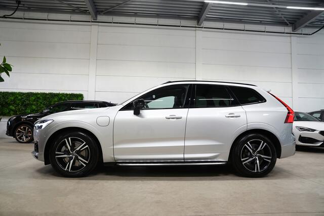 Volvo XC60 2.0 Recharge T8 AWD R-Design 390PK * SoH 89% - Pano - Trekhaak - B&W - Head Up - 360° Cam - Luchtvering *