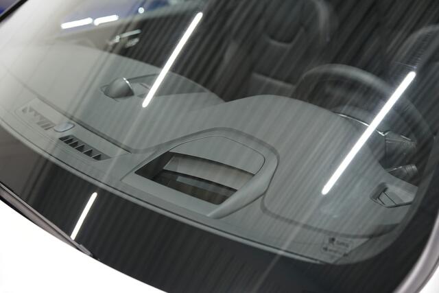 Volvo XC60 2.0 Recharge T8 AWD R-Design 390PK * SoH 89% - Pano - Trekhaak - B&W - Head Up - 360° Cam - Luchtvering *