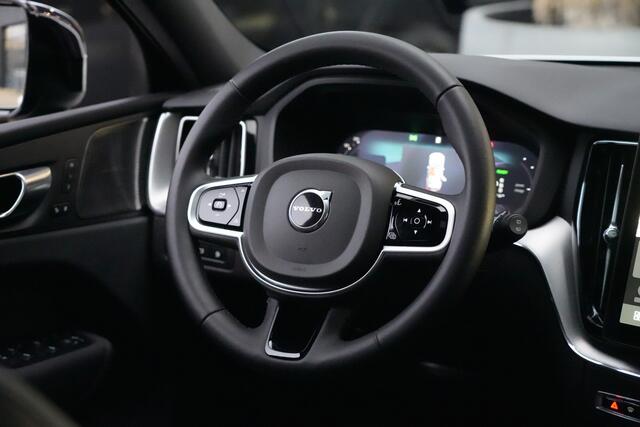 Volvo XC60 2.0 T8 Plug-in hybrid AWD Plus Black Edition | Panoramadak | HUD | 360 Camera | Volvo XC60 2.0 T8 Plug-in Hybrid AWD Black Edition met 2.0 viercilinder plug-in hybride aandrijflijn en 455 PK, voorzien van panoramadak head up display