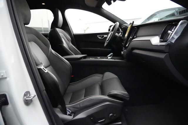 Volvo XC60 2.0 T8 Plug-in hybrid AWD Plus Black Edition | Panoramadak | HUD | 360 Camera | Volvo XC60 2.0 T8 Plug-in Hybrid AWD Black Edition met 2.0 viercilinder plug-in hybride aandrijflijn en 455 PK, voorzien van panoramadak head up display