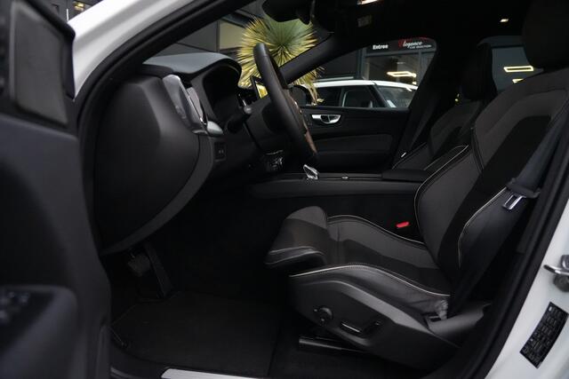 Volvo XC60 2.0 T8 Plug-in hybrid AWD Plus Black Edition | Panoramadak | HUD | 360 Camera | Volvo XC60 2.0 T8 Plug-in Hybrid AWD Black Edition met 2.0 viercilinder plug-in hybride aandrijflijn en 455 PK, voorzien van panoramadak head up display