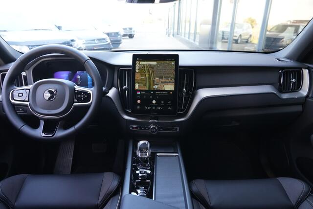 Volvo XC60 2.0 T6 Plug-in hybrid AWD Plus Black Edition | Trekhaak | Panoramadak | HUD Volvo XC60 2.0 T6 Plug-in Hybrid AWD Plus Black Edition met 2.0 viercilinder plug-in hybride aandrijflijn en 350 PK, voorzien van elektrisch glazen panoramadak, Harman Kardon premium audiosy