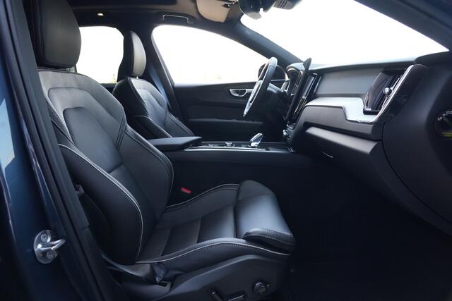 Volvo XC60 2.0 T6 Plug-in hybrid AWD Plus Black Edition | Trekhaak | Panoramadak | HUD Volvo XC60 2.0 T6 Plug-in Hybrid AWD Plus Black Edition met 2.0 viercilinder plug-in hybride aandrijflijn en 350 PK, voorzien van elektrisch glazen panoramadak, Harman Kardon premium audiosy