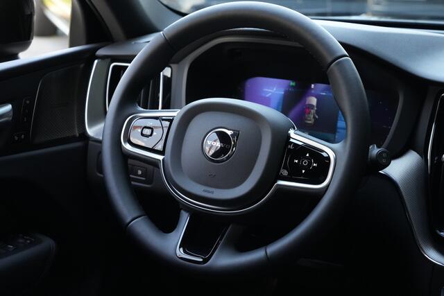 Volvo XC60 2.0 T6 Plug-in hybrid AWD Plus Black Edition | Panoramadak | HUD | Trekhaak Volvo XC60 2.0 T6 Plug-in Hybrid AWD Plus Black Edition met 2.0 viercilinder plug-in hybride aandrijflijn en 350 PK, voorzien van elektrisch glazen panoramadak, Harman Kardon premium audiosy