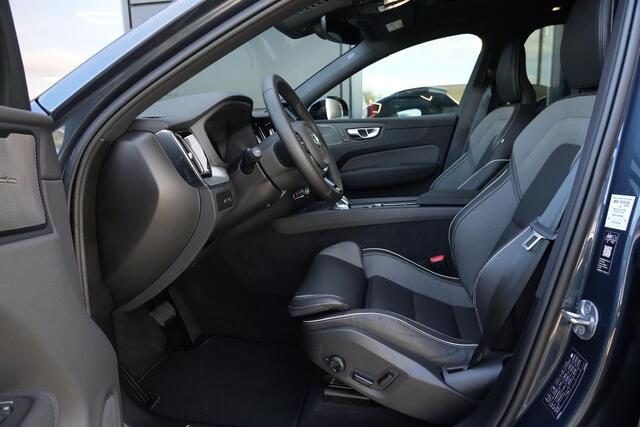 Volvo XC60 2.0 T6 Plug-in hybrid AWD Plus Black Edition | Panoramadak | HUD | Trekhaak Volvo XC60 2.0 T6 Plug-in Hybrid AWD Plus Black Edition met 2.0 viercilinder plug-in hybride aandrijflijn en 350 PK, voorzien van elektrisch glazen panoramadak, Harman Kardon premium audiosy