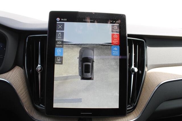 Volvo XC60 2.0 T6 Plug-in hybrid AWD Plus Bright Head-Up Display / Panoramisch schuif-kanteldak / 20" 5-Y-Spaaks Black Diamond lichtmetalen velgen / Donkere hemel / 360 graden rondomzicht camera