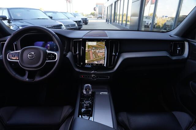 Volvo XC60 2.0 T6 Plug-in hybrid AWD Plus Dark | 350 PK | Pano | 360° camera | Navigatie | Stoelverwarming | HarmanKardon | Volvo XC60 2.0 T6 Plug-in hybrid AWD Plus Dark met 350 PK, 2.0-liter 4-cilinder plug-in hybride benzinemotor, panoramadak, lederen/stof bekleding, navigatiesysteem, 360° camera, adaptieve cru