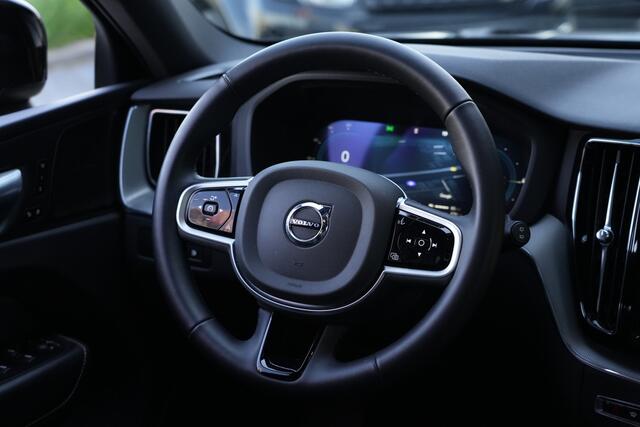 Volvo XC60 2.0 T6 Plug-in hybrid AWD Plus Dark | 350 PK | Pano | 360° camera | Navigatie | Stoelverwarming | HarmanKardon | Volvo XC60 2.0 T6 Plug-in hybrid AWD Plus Dark met 350 PK, 2.0-liter 4-cilinder plug-in hybride benzinemotor, panoramadak, lederen/stof bekleding, navigatiesysteem, 360° camera, adaptieve cru
