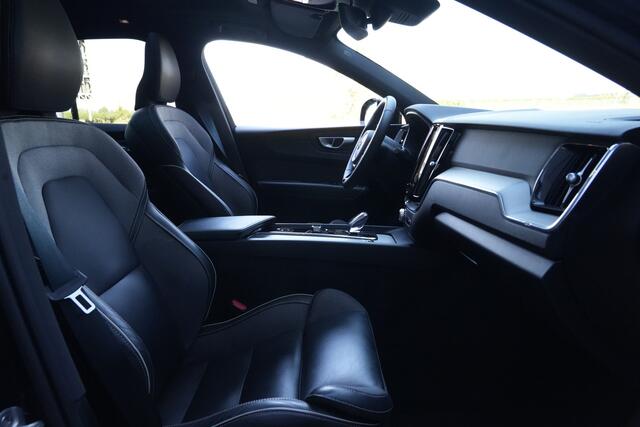 Volvo XC60 2.0 T6 Plug-in hybrid AWD Plus Dark | 350 PK | Pano | 360° camera | Navigatie | Stoelverwarming | HarmanKardon | Volvo XC60 2.0 T6 Plug-in hybrid AWD Plus Dark met 350 PK, 2.0-liter 4-cilinder plug-in hybride benzinemotor, panoramadak, lederen/stof bekleding, navigatiesysteem, 360° camera, adaptieve cru