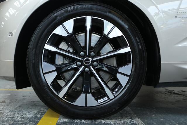 Volvo XC60 T6 Plug-in hybrid AWD Plus Black Edition | Luchtvering | Semi-Electrische wegklapbare trekhaak | Verwarmbare voorstoelen, achterbank en stuurwiel | Premium audio by Harman Kardon | Apple carplay/Android auto | Keyless | Google Infotainment |