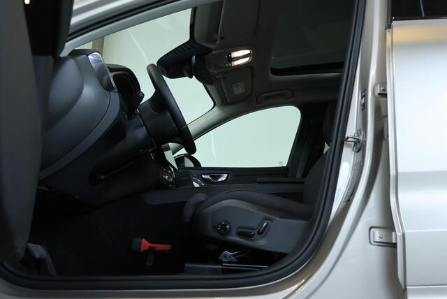 Volvo XC60 T6 Plug-in hybrid AWD Plus Black Edition | Luchtvering | Semi-Electrische wegklapbare trekhaak | Verwarmbare voorstoelen, achterbank en stuurwiel | Premium audio by Harman Kardon | Apple carplay/Android auto | Keyless | Google Infotainment |
