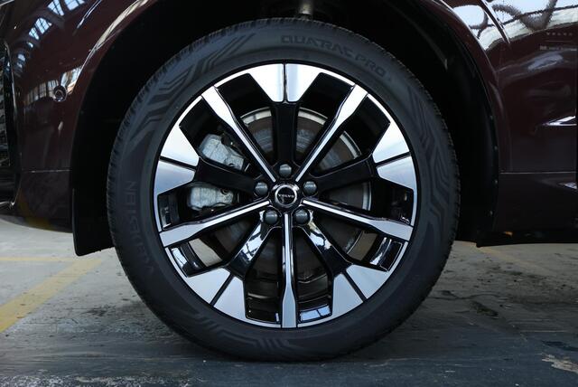 Volvo XC60 T6 Plug-in hybrid AWD Ultra Dark | Luchtvering | Semi-Electrische Wegklapbare Trekhaak | Stoelverwarming | Stuurwielverwarming | Harman Kardon Premium Audio | Google infotainment | 360° Parkeercamera | Parkeersensoren voor + achter