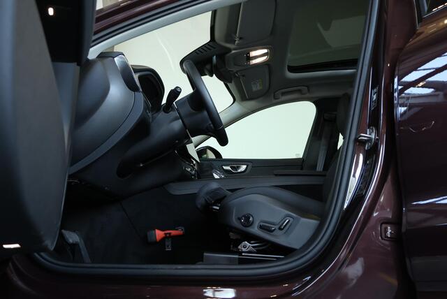 Volvo XC60 T6 Plug-in hybrid AWD Ultra Dark | Luchtvering | Semi-Electrische Wegklapbare Trekhaak | Stoelverwarming | Stuurwielverwarming | Harman Kardon Premium Audio | Google infotainment | 360° Parkeercamera | Parkeersensoren voor + achter