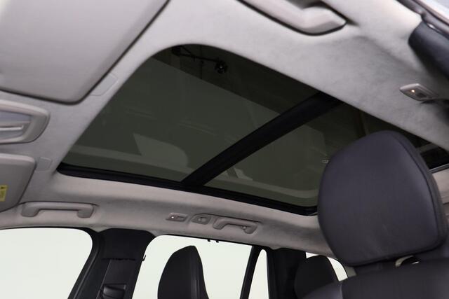 Volvo XC90 T8 Recharge AWD Ultimate Dark - LONG RANGE - Panorama/schuifdak - IntelliSafe Assist & Surround - Harman/Kardon audio - Parkeercamera achter - Verwarmde voorstoelen, stuur & achterbank - Parkeersensoren voor & achter - Elektr. bedienb. voorstoelen met geh