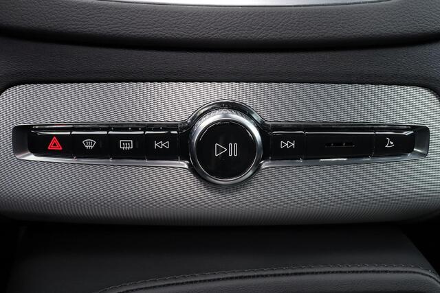 Volvo XC90 T8 Recharge AWD Ultimate Dark - LONG RANGE - Panorama/schuifdak - IntelliSafe Assist & Surround - Harman/Kardon audio - Parkeercamera achter - Verwarmde voorstoelen, stuur & achterbank - Parkeersensoren voor & achter - Elektr. bedienb. voorstoelen met geh