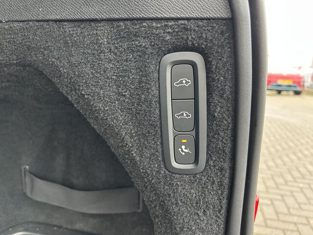 Volvo XC90 2.0 B5 AWD R-Design | Grijs Kenteken | Luchtvering | Trekhaak | Apple Carplay/Android Auto | Memory Stoelen