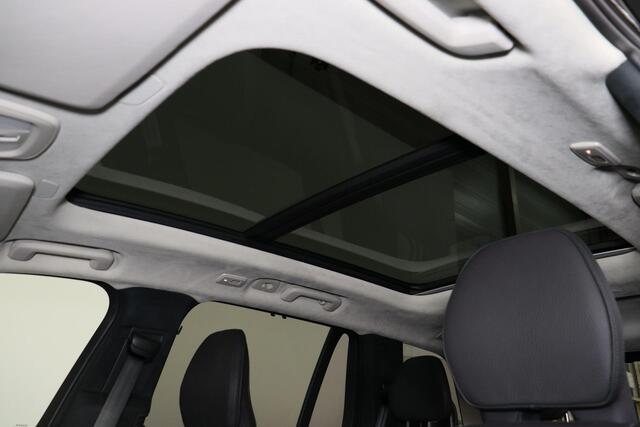 Volvo XC90 T8 Recharge AWD Ultimate Dark - LONG RANGE - Luchtvering - Panorama/schuifdak - IntelliSafe Assist & Surround - 360° Camera - Harman/Kardon audio - Adaptieve LED koplampen - Verwarmde voorstoelen, stuur & achterbank - Parkeersensoren voor & achter - Elekt