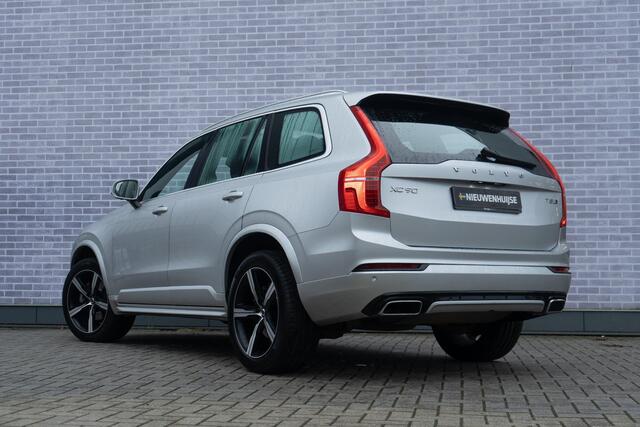 Volvo XC90 T5 AWD R-Design | 7-Zits | Navi | Schuif-/Kanteldak | Head-Up Display | 360 Camera | Stoelverwarming | Luchtvering | BLIS | Park Assist | Trekhaak | Keyless | Memory | Elek. Achterklep | 20" LM