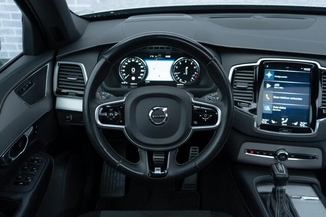 Volvo XC90 T5 AWD R-Design | 7-Zits | Navi | Schuif-/Kanteldak | Head-Up Display | 360 Camera | Stoelverwarming | Luchtvering | BLIS | Park Assist | Trekhaak | Keyless | Memory | Elek. Achterklep | 20" LM