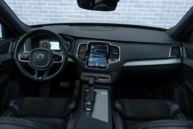 Volvo XC90 T5 AWD R-Design | 7-Zits | Navi | Schuif-/Kanteldak | Head-Up Display | 360 Camera | Stoelverwarming | Luchtvering | BLIS | Park Assist | Trekhaak | Keyless | Memory | Elek. Achterklep | 20" LM