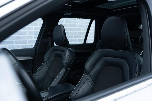 Volvo XC90 T5 AWD R-Design | 7-Zits | Navi | Schuif-/Kanteldak | Head-Up Display | 360 Camera | Stoelverwarming | Luchtvering | BLIS | Park Assist | Trekhaak | Keyless | Memory | Elek. Achterklep | 20" LM
