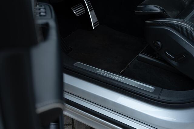 Volvo XC90 T5 AWD R-Design | 7-Zits | Navi | Schuif-/Kanteldak | Head-Up Display | 360 Camera | Stoelverwarming | Luchtvering | BLIS | Park Assist | Trekhaak | Keyless | Memory | Elek. Achterklep | 20" LM