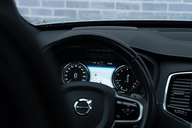 Volvo XC90 T5 AWD R-Design | 7-Zits | Navi | Schuif-/Kanteldak | Head-Up Display | 360 Camera | Stoelverwarming | Luchtvering | BLIS | Park Assist | Trekhaak | Keyless | Memory | Elek. Achterklep | 20" LM