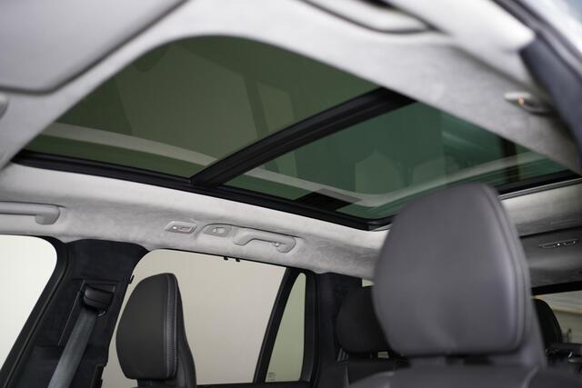 Volvo XC90 T8 Recharge AWD Ultra Dark - LONG RANGE - Luchtvering - Panorama/schuifdak - IntelliSafe Assist & Surround - 360º Camera - Verwarmde voorstoelen, stuur & achterbank - Parkeersensoren voor & achter - Elektr. bedienb. voorstoelen met geheugen - Head up disp