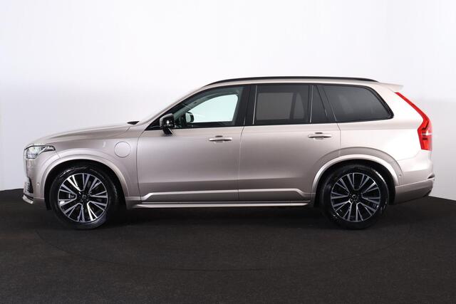 Volvo XC90 T8 Recharge AWD Ultra Dark - Luchtvering - Panorama/schuifdak - IntelliSafe Assist & Surround - 360º Camera - Verwarmde voorstoelen, stuur & achterbank - Parkeersensoren voor & achter - Elektr. bedienb. voorstoelen met geheugen - Draadloze tel. lader - He