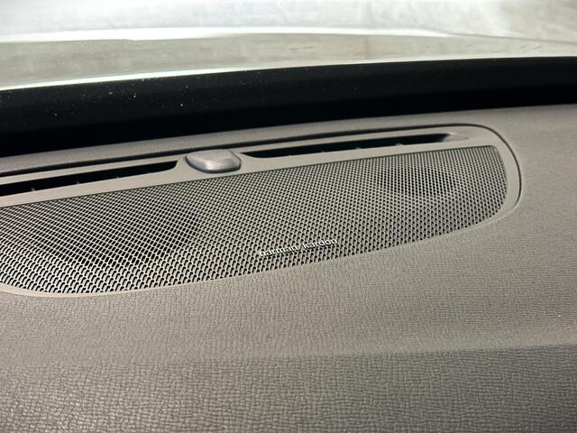 Volvo XC90 T8 AWD R-Design | Luchtvering | Panorama | Pilot-Assist | ACC | Sportstoelen | Harman-Kardon | Keyless-Entry | Full-LED | Leder | Stoelverwarming V+A | Stuurverwarming | Standkachel | Lane-Assist | Getint Glas | Draadloos Laden | Carplay |