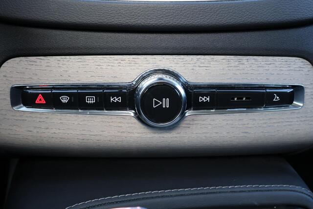 Volvo XC90 T8 Recharge AWD Ultimate Dark - LONG RANGE - Luchtvering - Panorama/schuifdak - IntelliSafe Assist & Surround - 360º Camera - Bowers & Wilkins audio - Verwarmde voorstoelen, stuur & achterbank - Parkeersensoren voor & achter - Elektr. bedienb. voorstoelen
