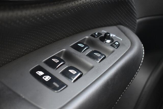 Volvo XC90 2.0 B5 AWD R-Design Intro Edition | Trekhaak | Luchtvering | Stoelen met geheugen | Blis | Pano dak |