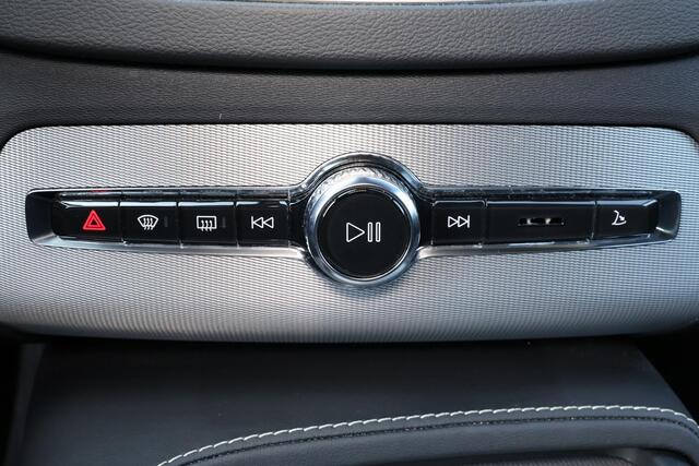 Volvo XC90 T8 Recharge AWD Ultimate Dark - Luchtvering - Panorama/schuifdak - IntelliSafe Assist & Surround - 360º Camera - Bowers & Wilkins audio - Verwarmde voorstoelen, stuur & achterbank - Parkeersensoren voor & achter - Elektr. bedienb. voorstoelen met geheugen