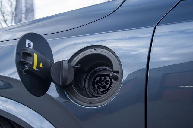 Volvo XC90 2.0 T8 PLUG-IN HYBRID AWD ULTRA DARK